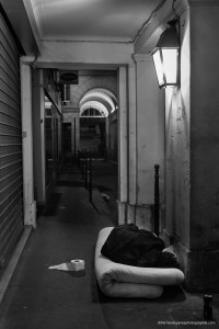 Une ruelle à la fois sombre et pleine de lumière. Et un homme s'endort.