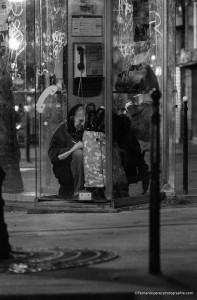 Une vieille dame passant la nuit dans une cabine téléphonique écrit une lettre dans son journal. Je ne sais pas à qui elle était adressée. Mais si le destinataire pouvait venir la rechercher.